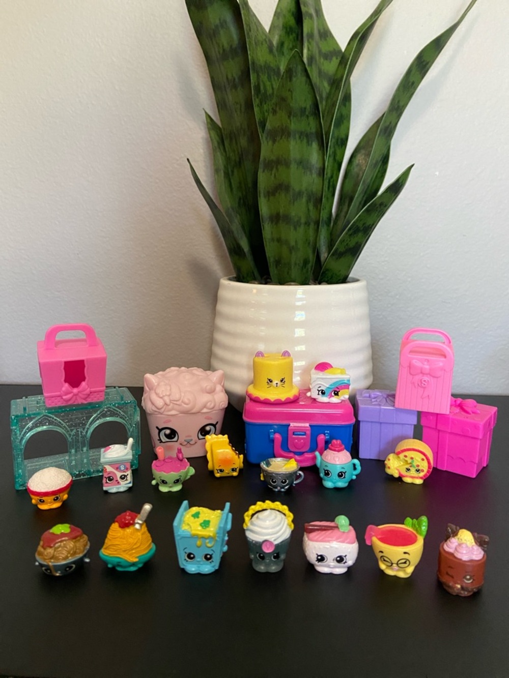 Shopkins Playset Lot: Pink & Purple Presents, Pink Shopping Bags & 16 Shopkins